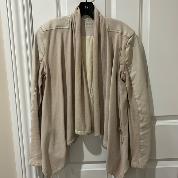 Blank NYC faux leather sleeve zip up jacket. Cream. Size small. - Picture 1 of 9